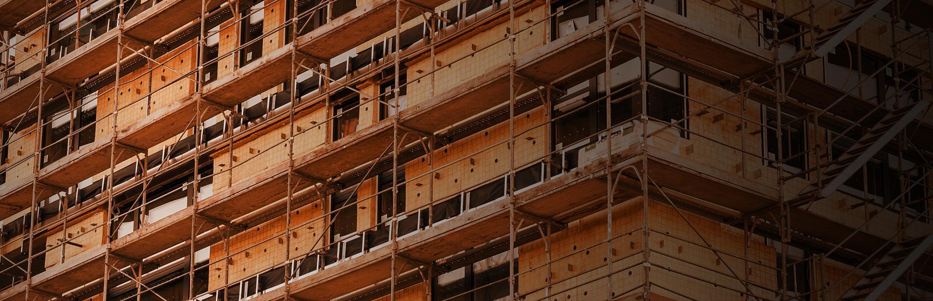 Slajd 2 - budynek w trakcie budowy